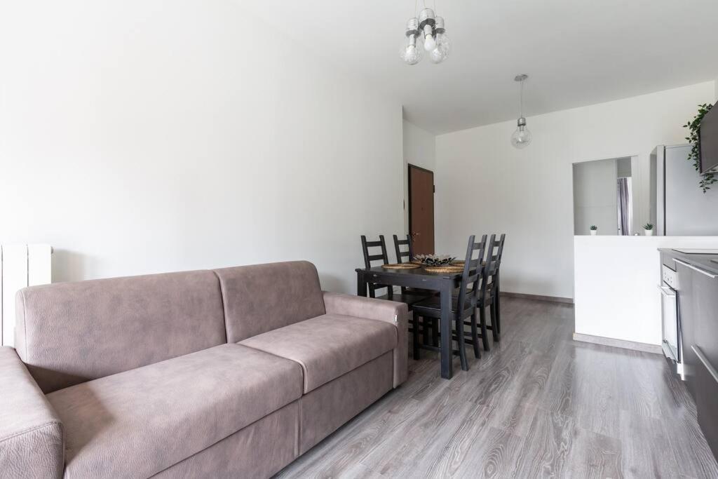 Large Apartment Close To Metro Mediolan Zewnętrze zdjęcie